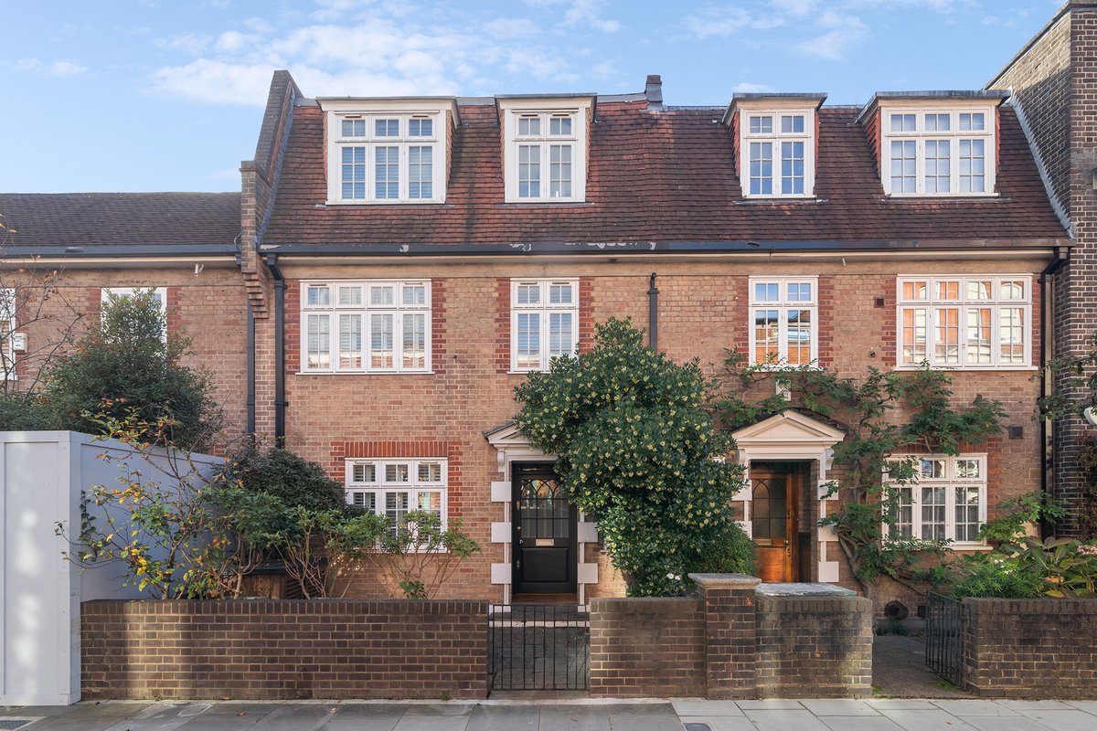 4 bedroom house in London • Freehold