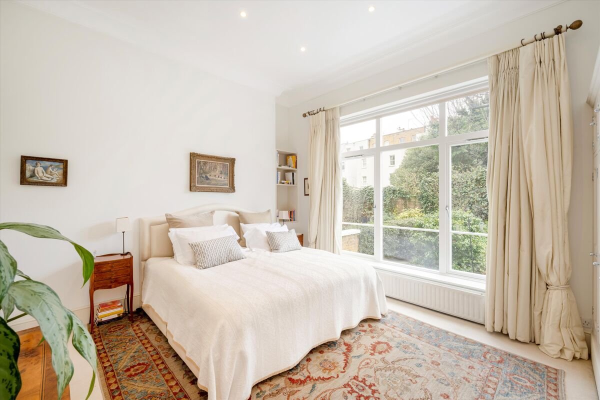 2 bedroom flat in Elm Park Gardens
