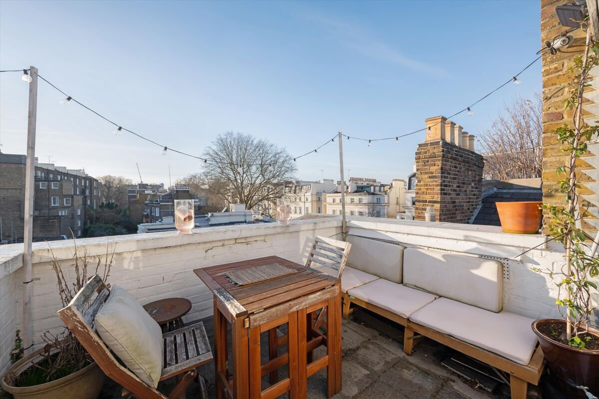 2 bedroom flat in Craven Terrace