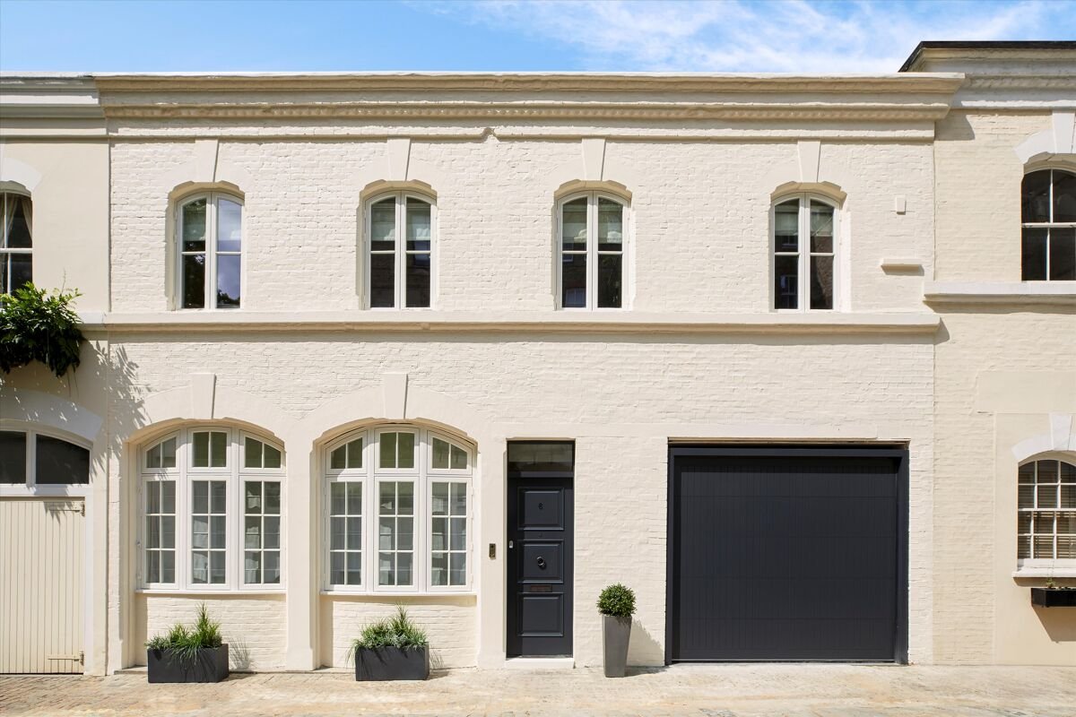 4 bedroom mews house in Ennismore Gardens Mews