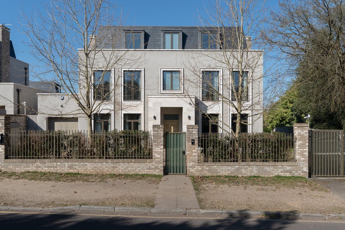 8 bedroom house in London • Freehold