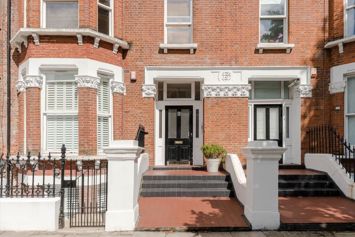 3 bedroom flat in Sutherland Avenue
