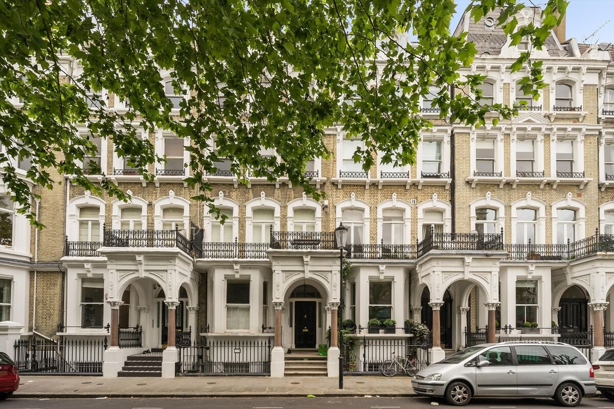 2 bedroom flat in Redcliffe Square