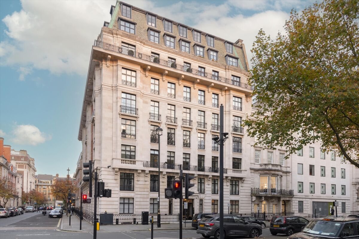 4 bedroom flat in Portland Place