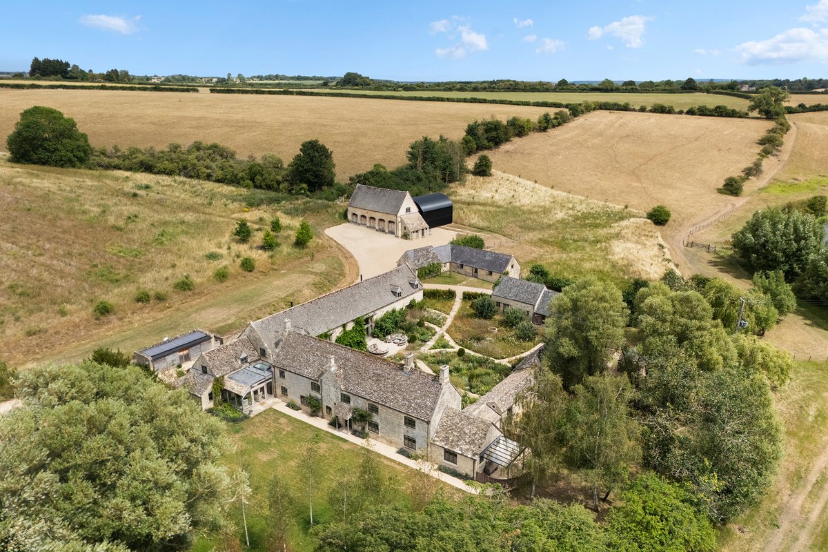 7 bedroom house in London • Freehold