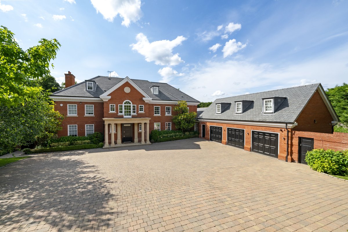 5 bedroom house in London • Freehold