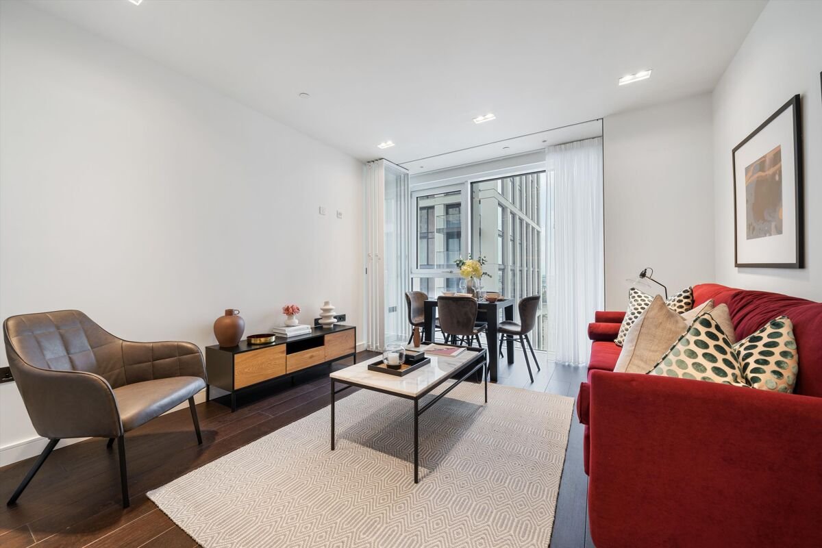 2 bedroom flat in Casson Square