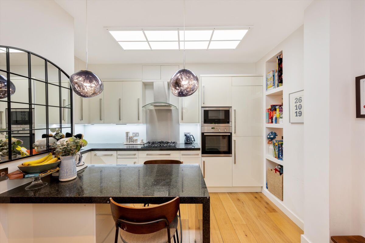 2 bedroom flat in Bickenhall Street