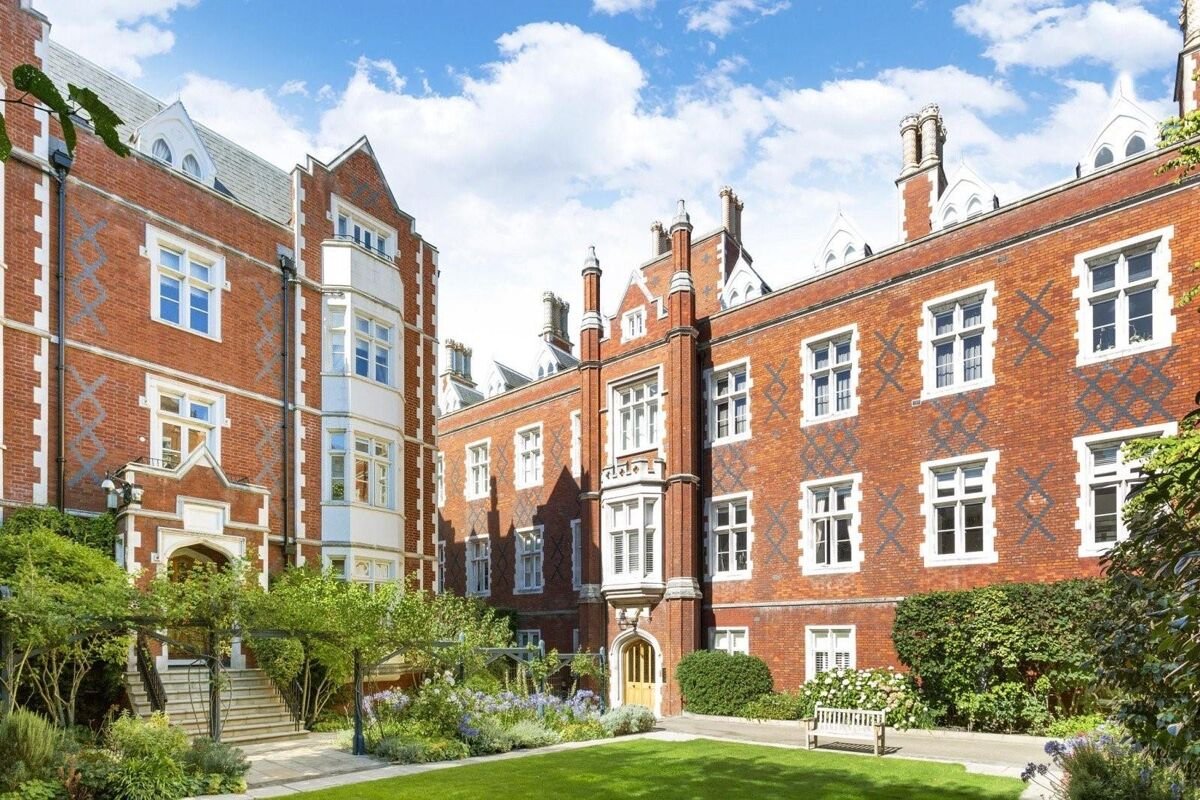2 bedroom flat in Rose Square