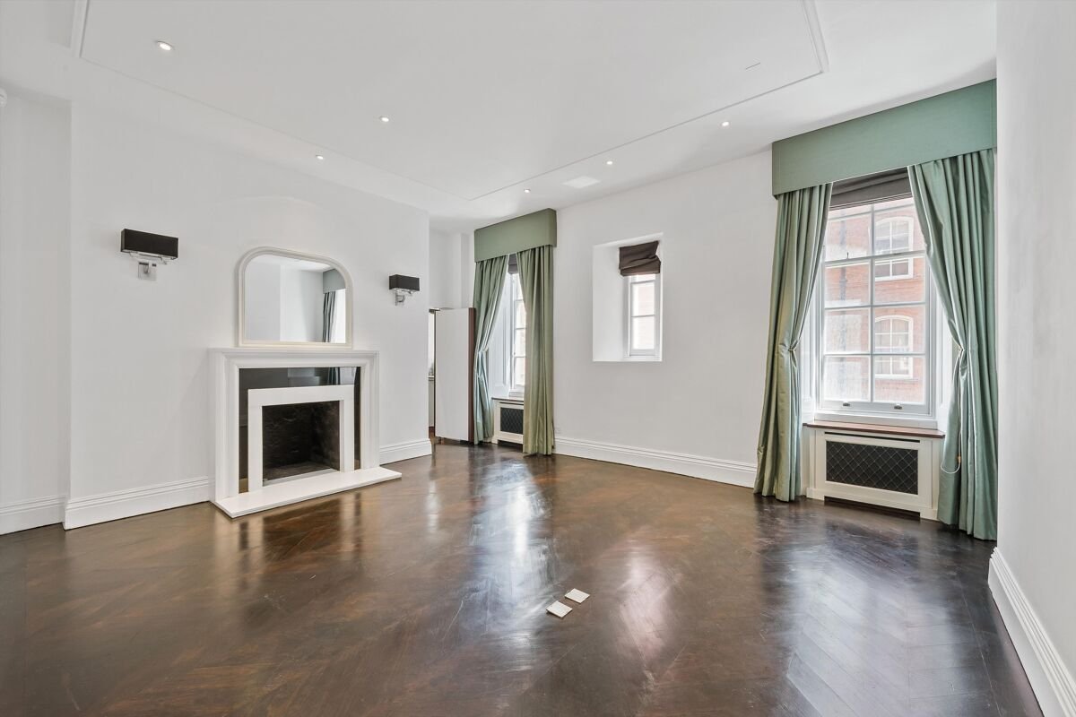 3 bedroom flat in Albert Hall Mansions