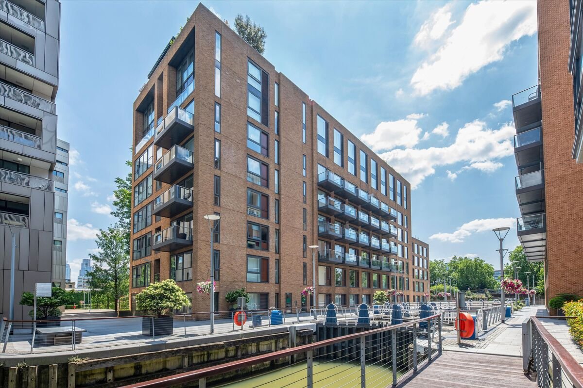 2 bedroom flat in Cubitt Building