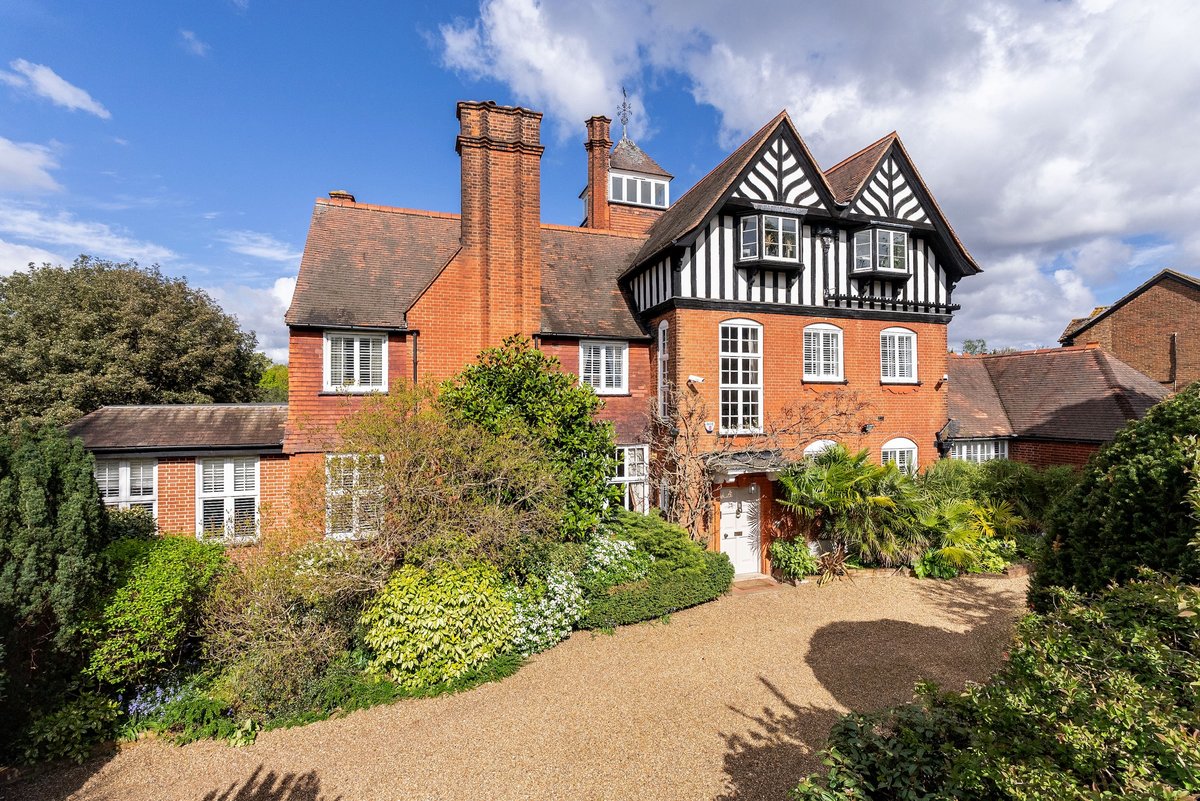 8 bedroom house in London • Freehold