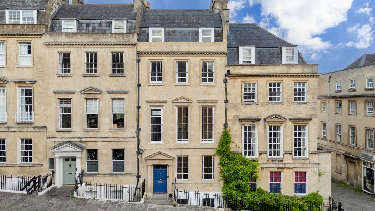 5 bedroom house in London • Freehold