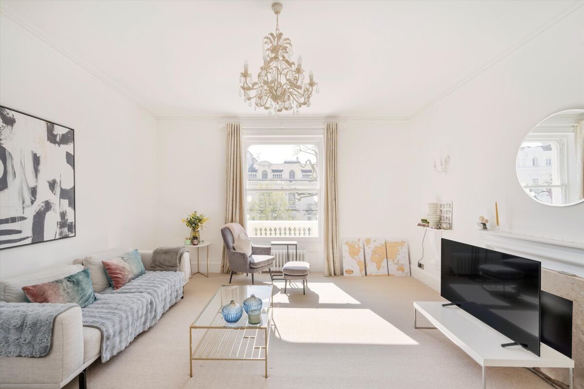 2 bedroom flat in Holland Park