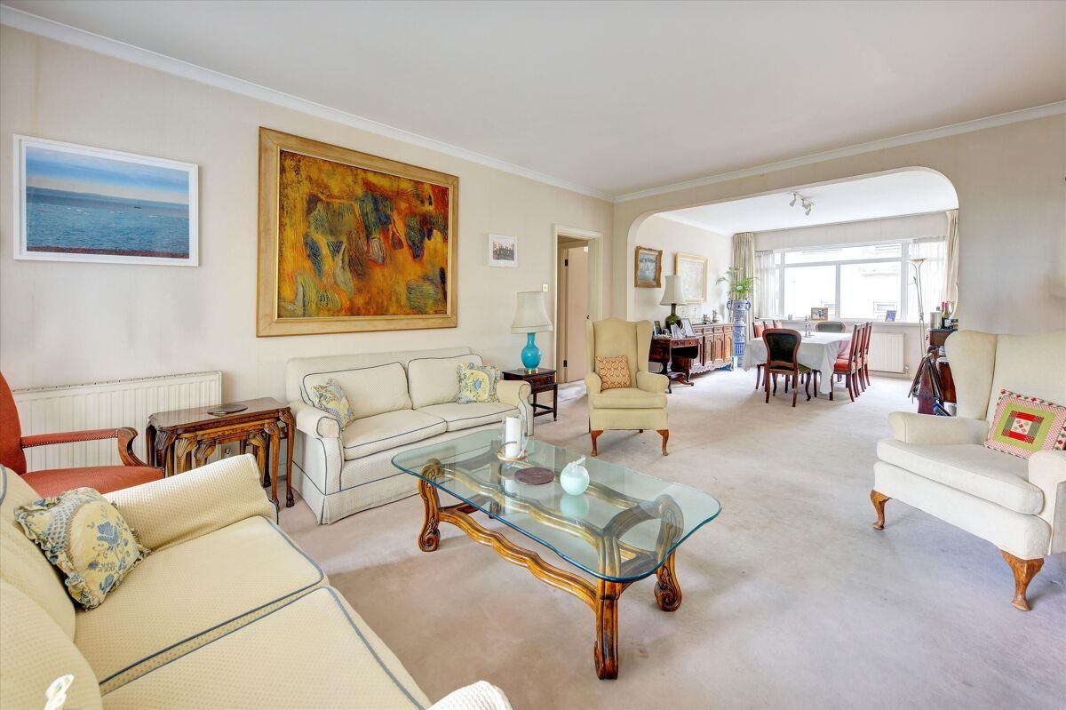 3 bedroom flat in Chelwood House