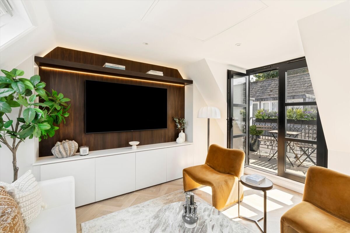 3 bedroom mews house in Taverners Close