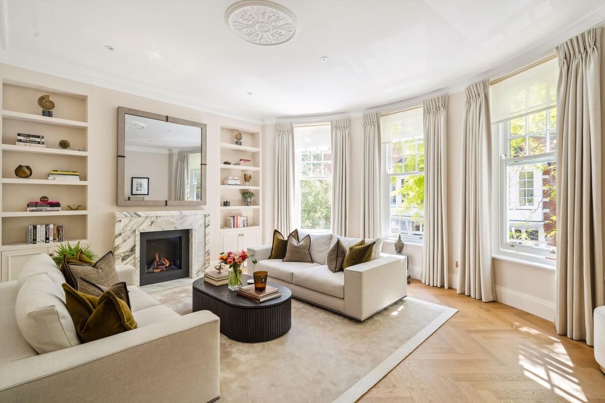 3 bedroom flat in Sloane Court East