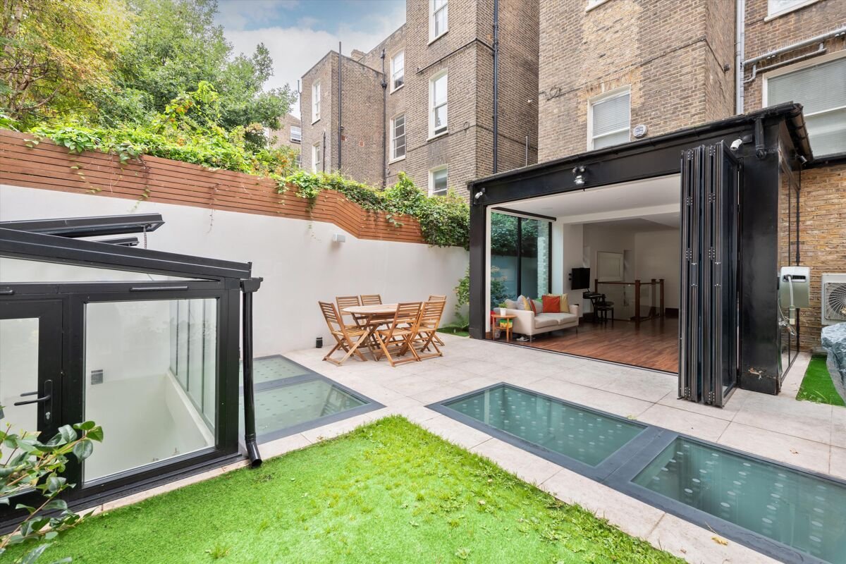3 bedroom flat in Lanark Road