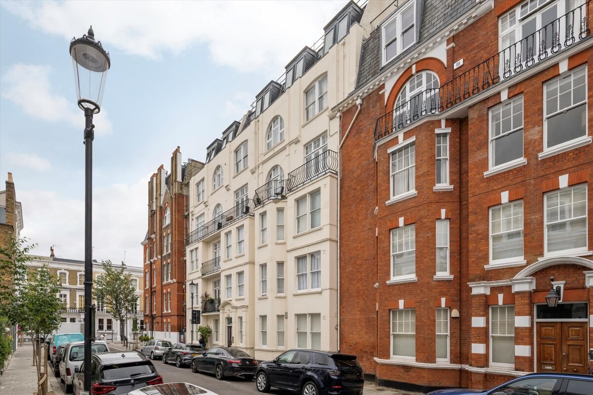 3 bedroom flat in Fawcett Street