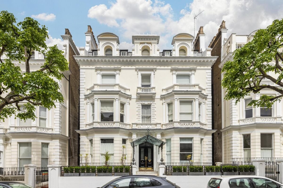 2 bedroom flat in Holland Park