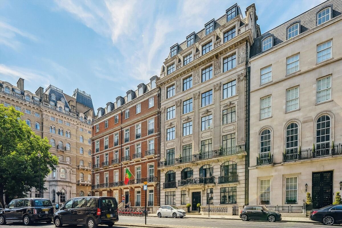 3 bedroom flat in Portland Place