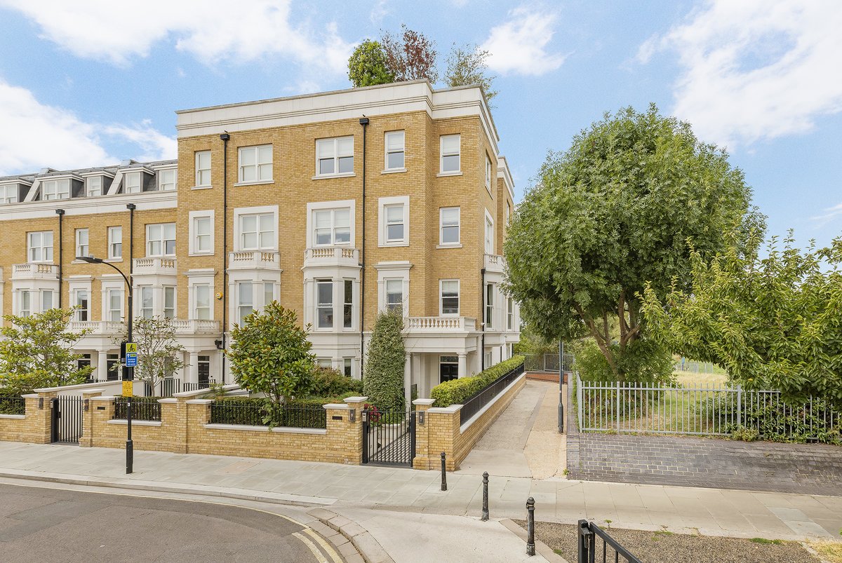 5 bedroom house in London • Freehold