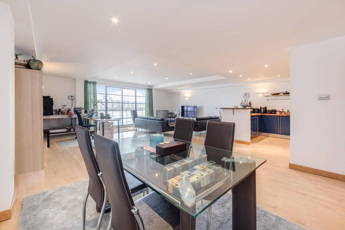 2 bedroom flat in Phoenix Wharf