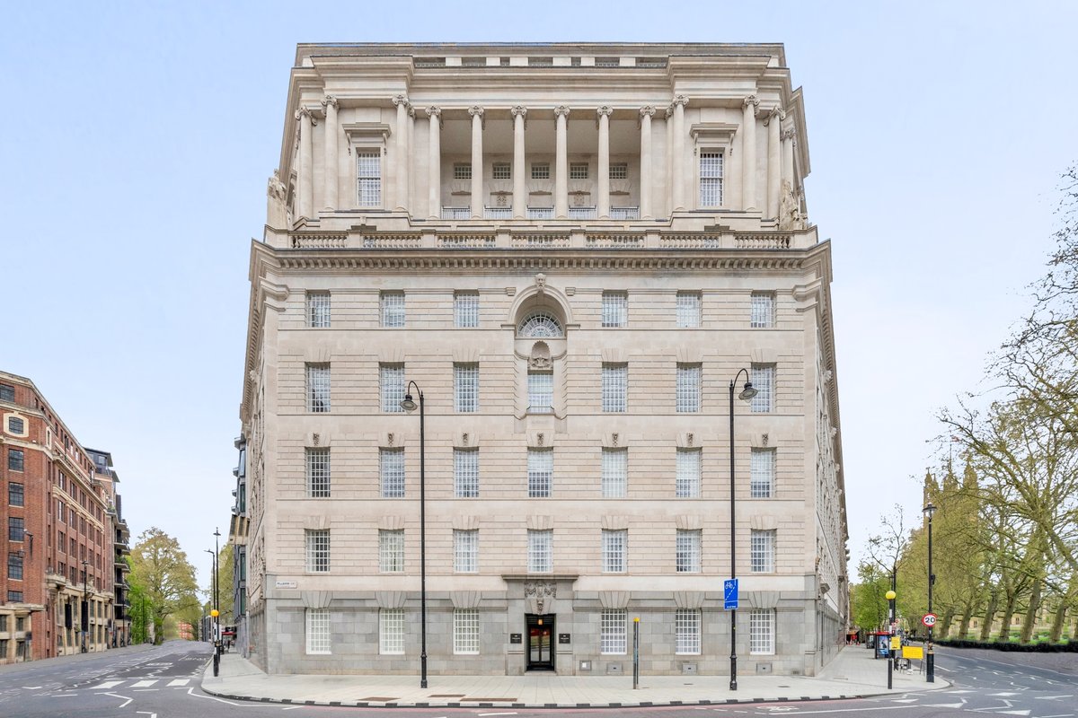 Elegant apartment with private terrace in exclusive, riverside Westminster