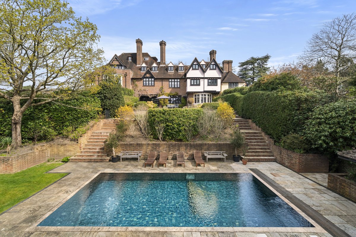 6 bedroom house in London • Freehold