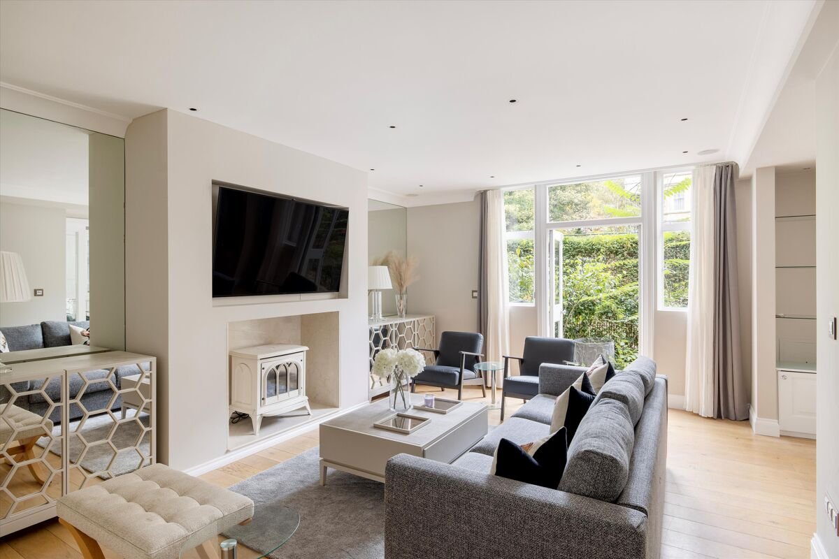 2 bedroom flat in Church Close