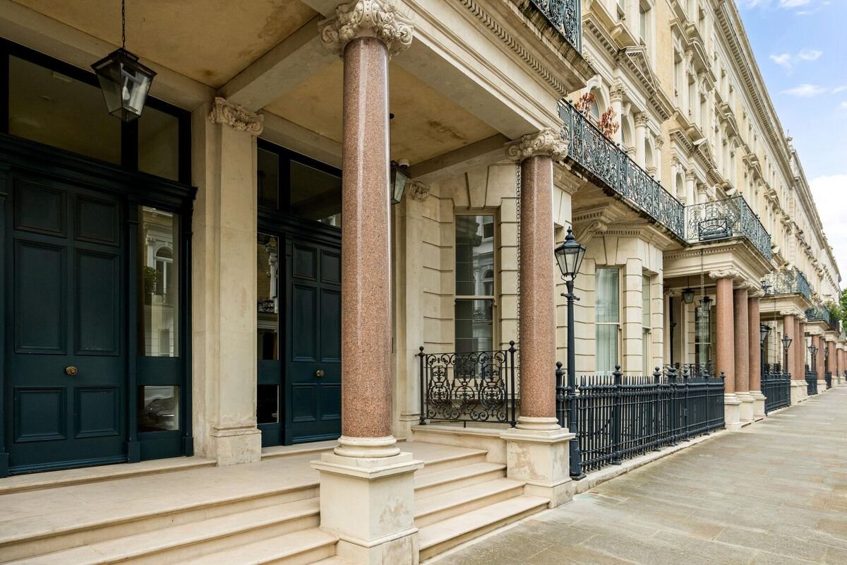 2 bedroom flat in One Kensington Gardens