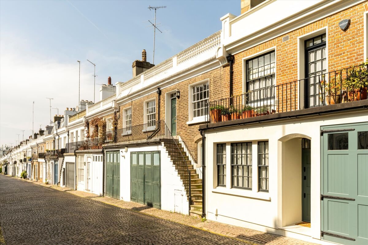 2 bedroom mews house in Holland Park Mews