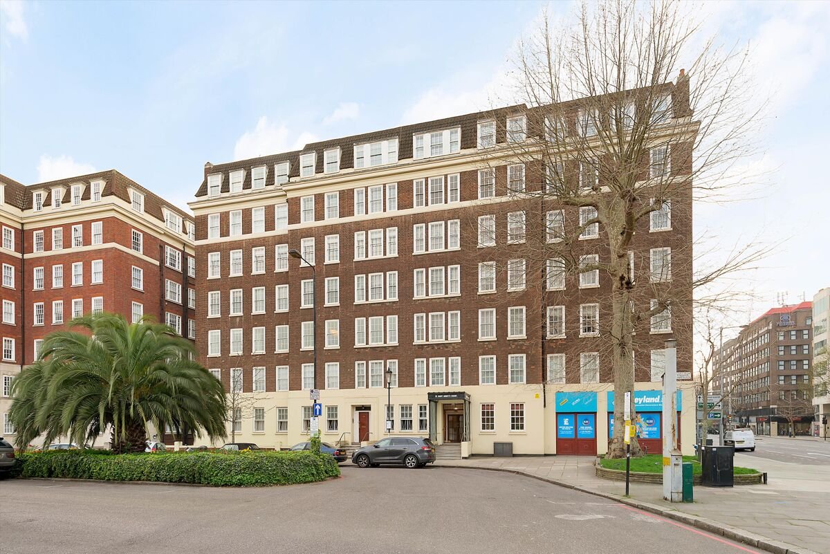 4 bedroom flat in Warwick Gardens