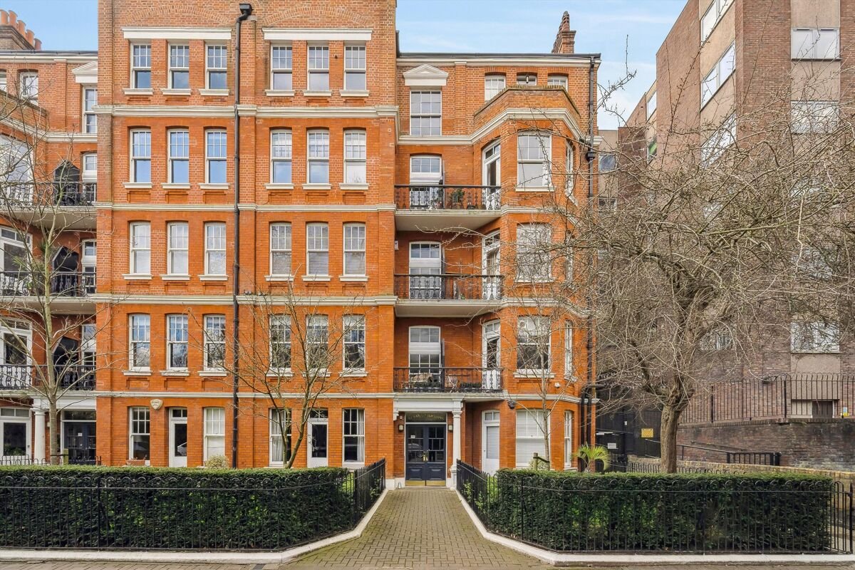 4 bedroom flat in Albany Mansions