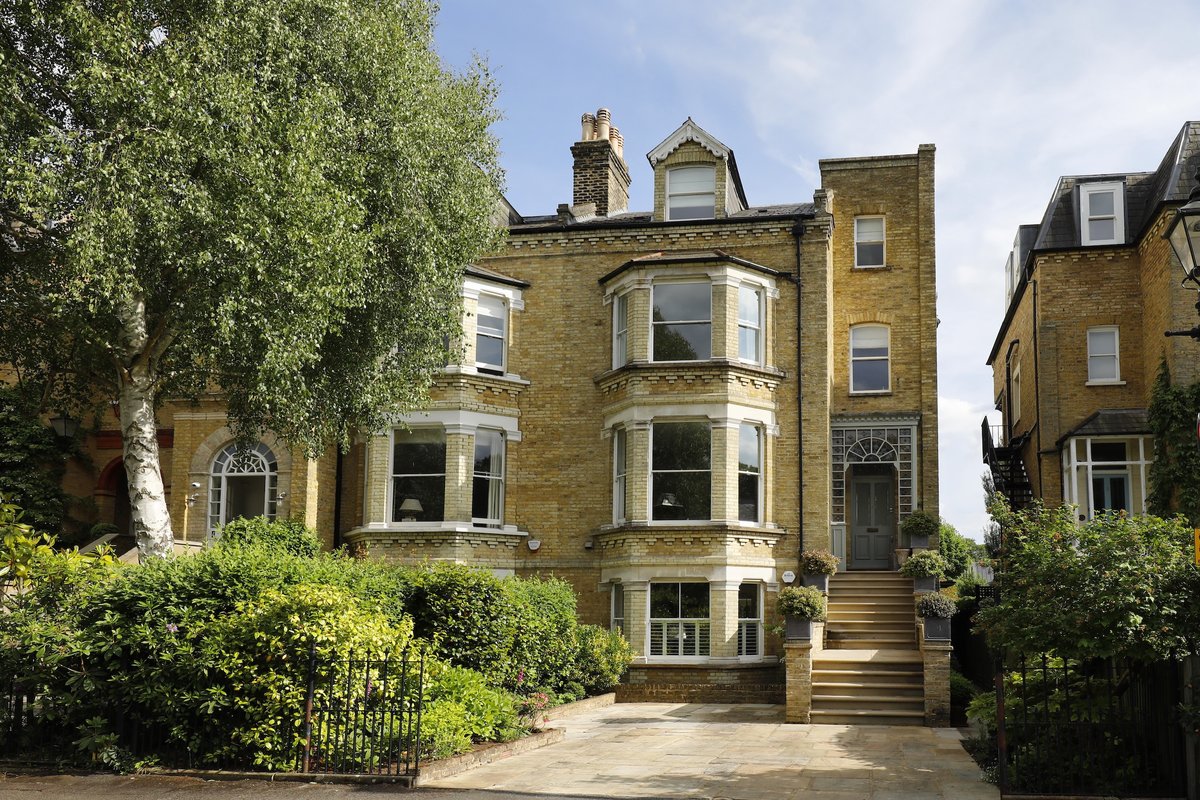 5 bedroom house in London • Freehold
