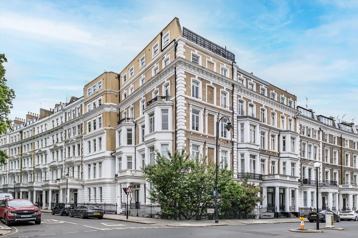 2 bedroom flat in Courtfield Gardens