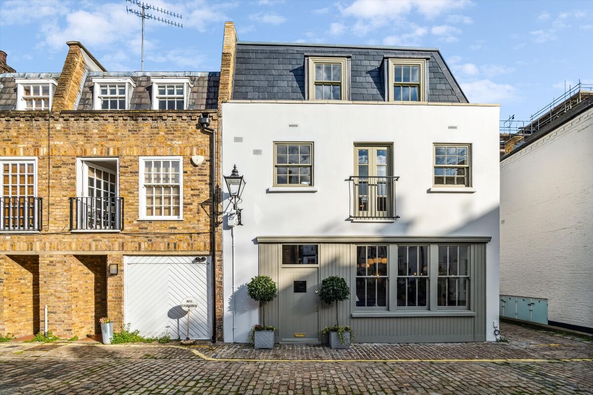 3 bedroom mews house in Montagu Mews North