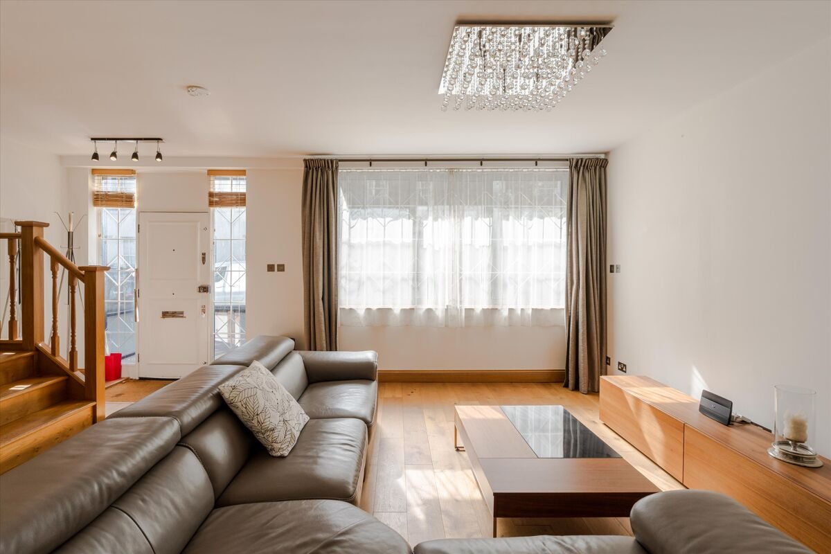 3 bedroom flat in Robert Adam Street