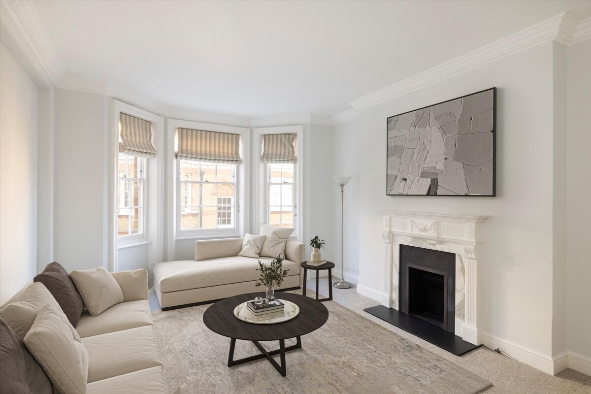2 bedroom flat in Bullingham Mansions