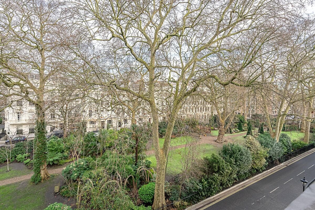 4 bedroom flat in Hyde Park Square