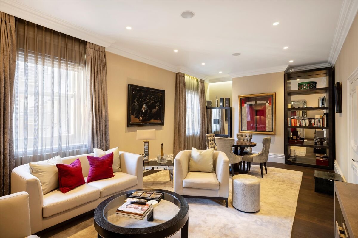 2 bedroom flat in Berkeley Street