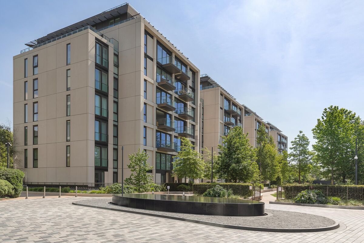 2 bedroom flat in Lillie Square