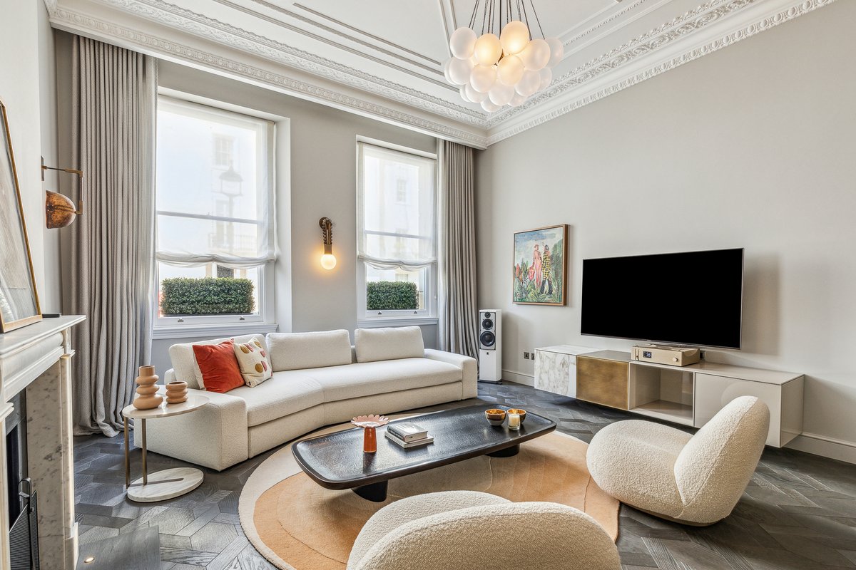 2 bedroom flat in London • Freehold