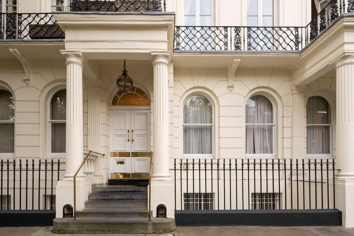 2 bedroom flat in Rutland Gate