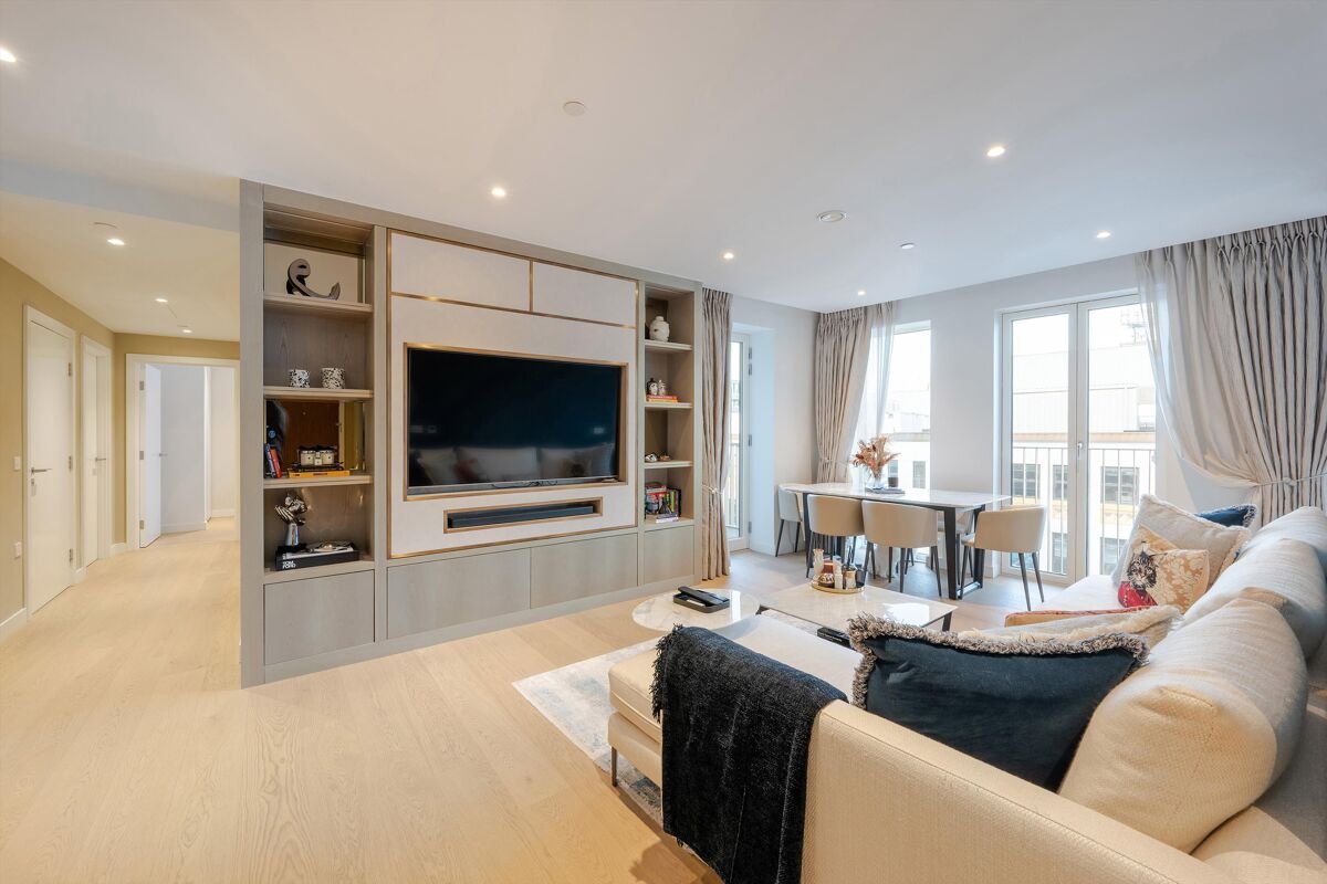 3 bedroom flat in Phoenix Place