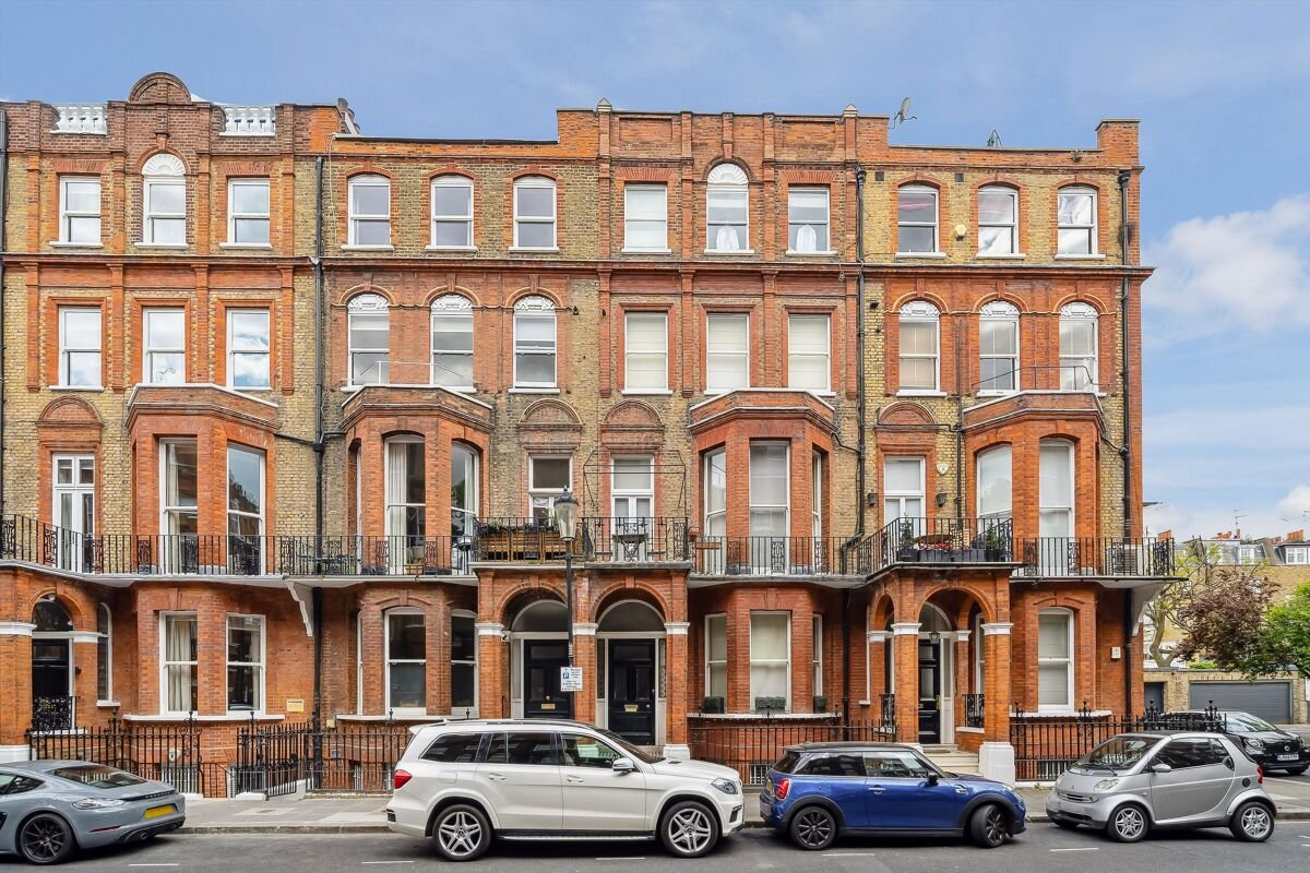 2 bedroom flat in Cresswell Gardens