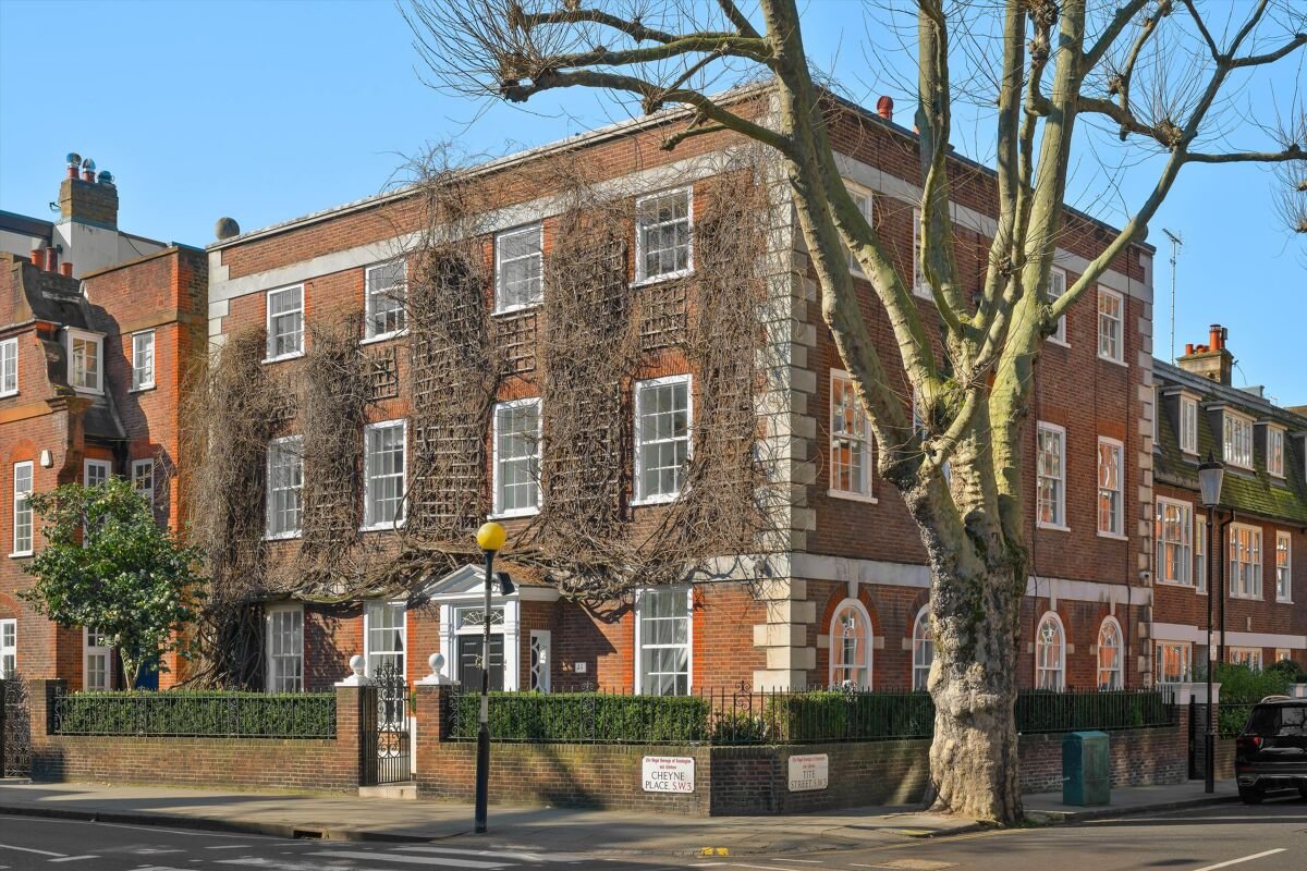 8 bedroom house in Cheyne Place