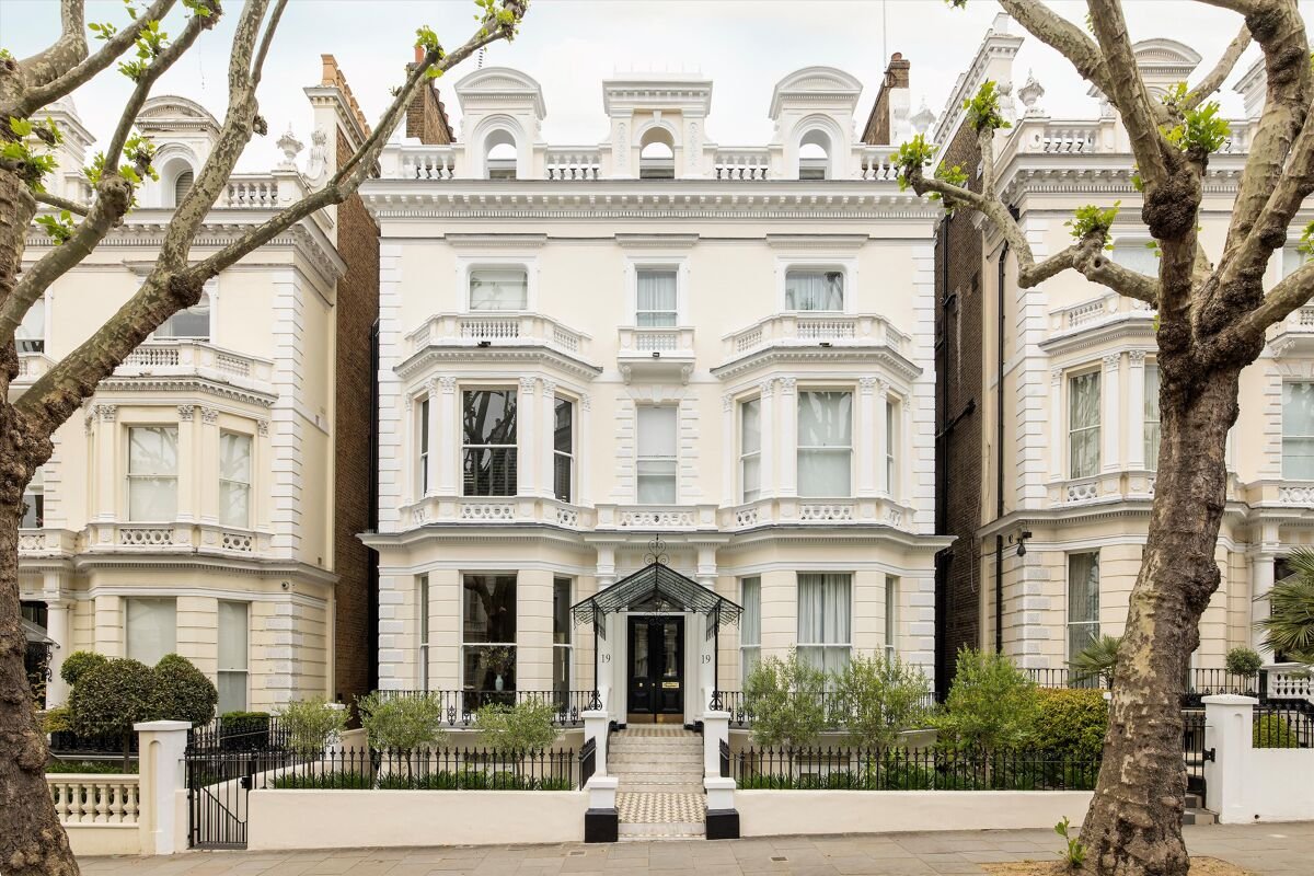 2 bedroom flat in Holland Park