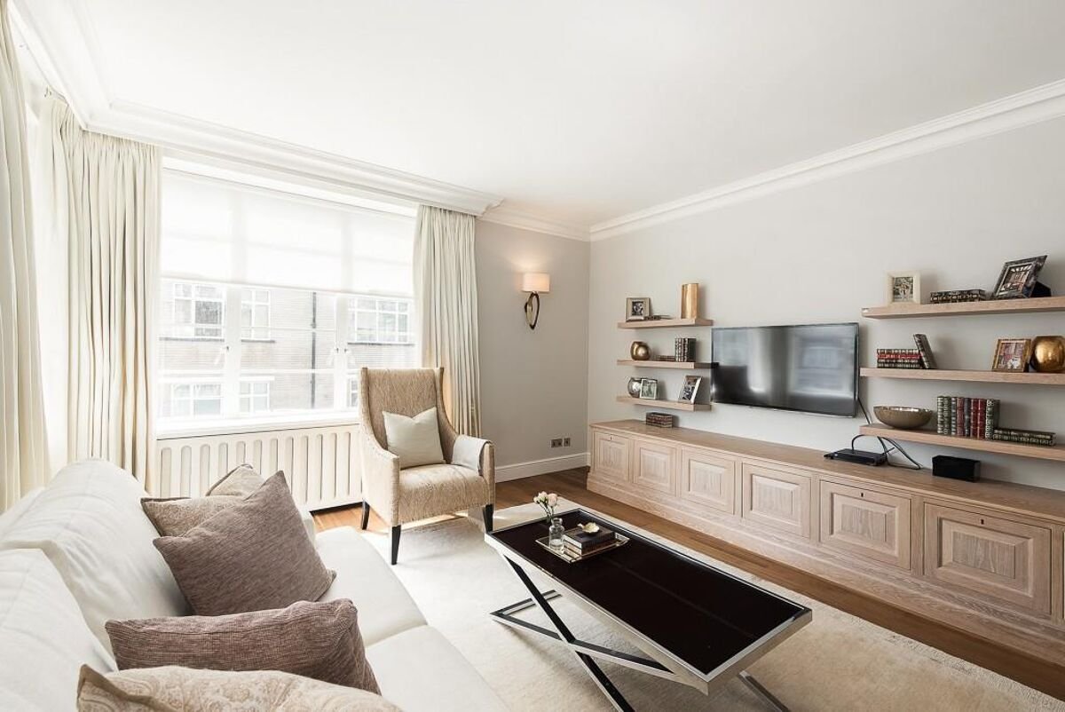 2 bedroom flat in Lowndes Square