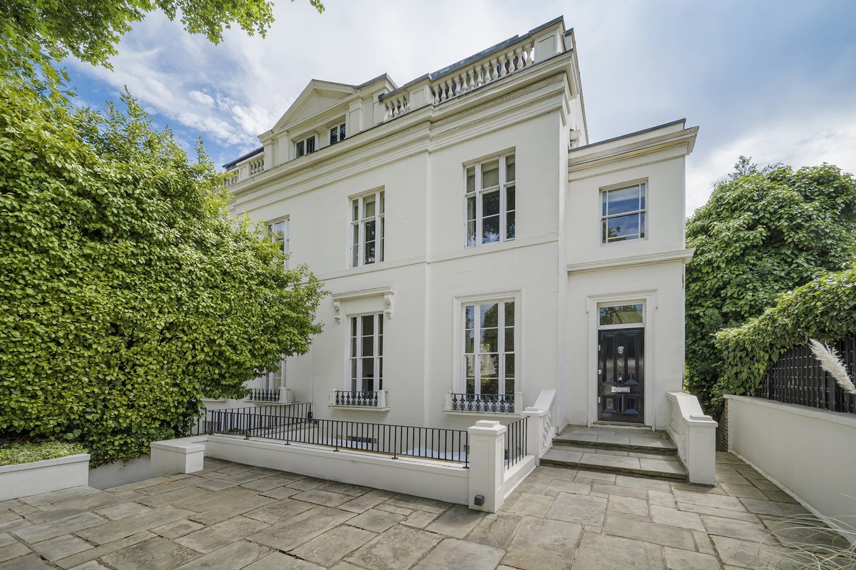 9 bedroom house in London • Freehold